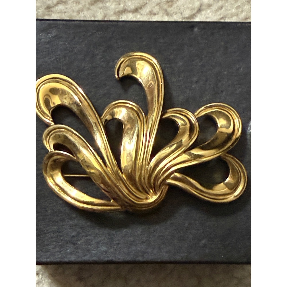 Vintage Monet Gold Tone Abstract Swirl Brooch Pin Elegant Statement Jewelry